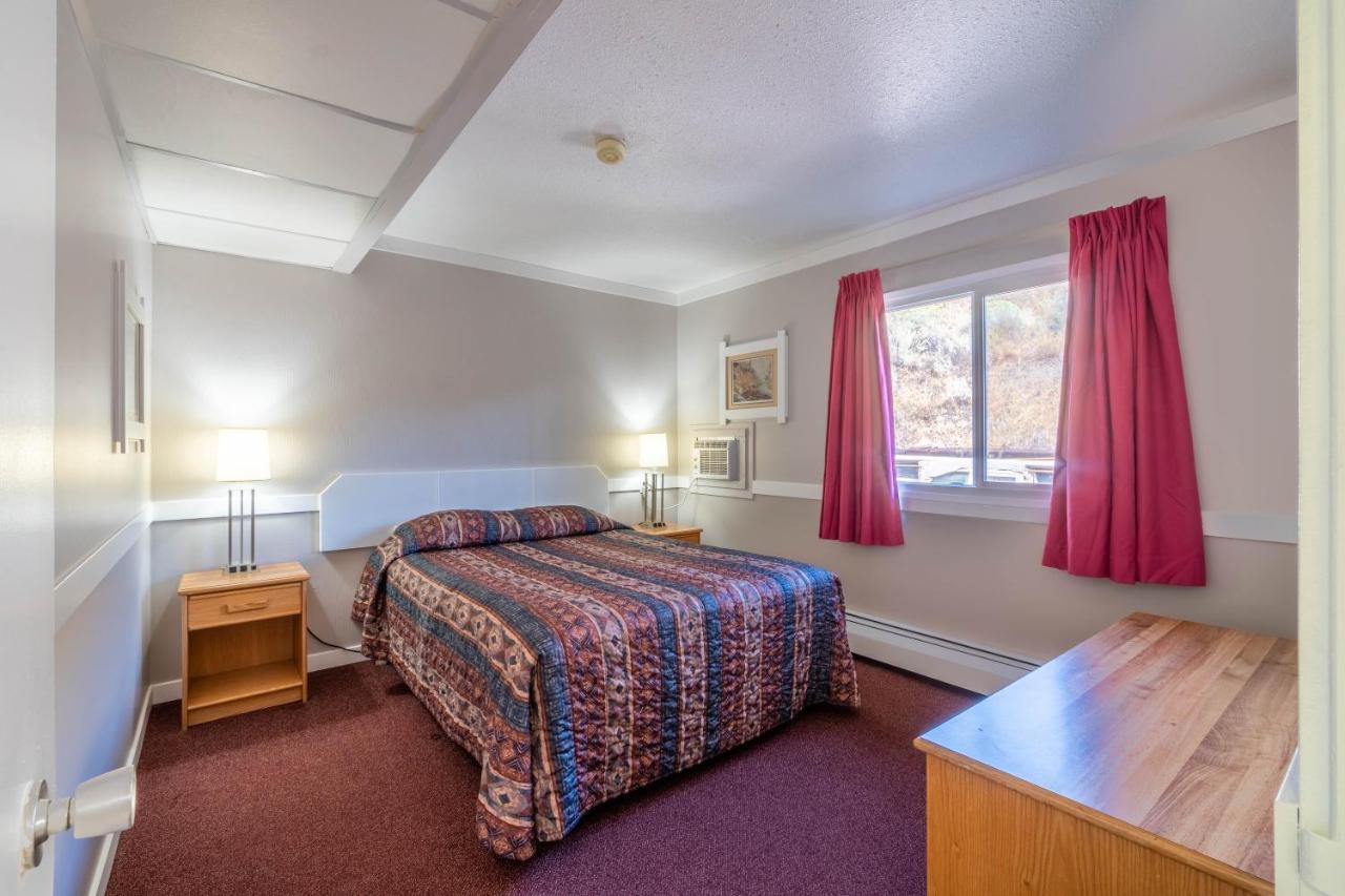 Canada'S Best Value Desert Inn & Suites Cache Creek Exterior photo