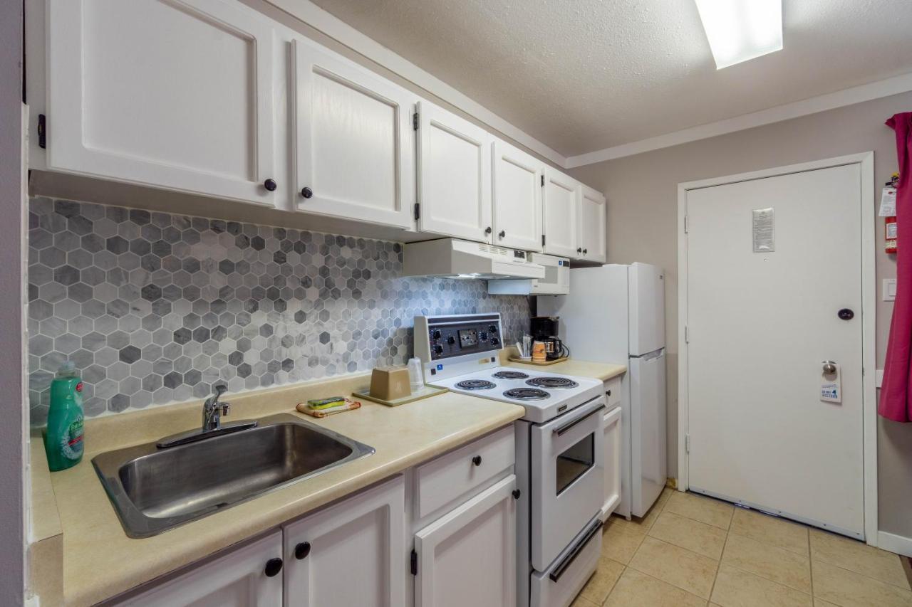 Canada'S Best Value Desert Inn & Suites Cache Creek Exterior photo