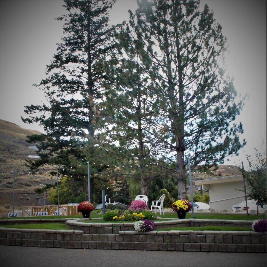 Canada'S Best Value Desert Inn & Suites Cache Creek Exterior photo