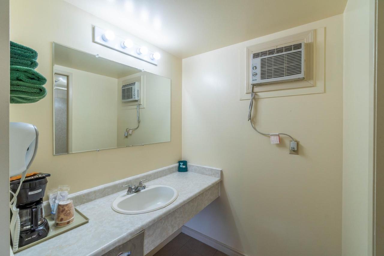 Canada'S Best Value Desert Inn & Suites Cache Creek Exterior photo