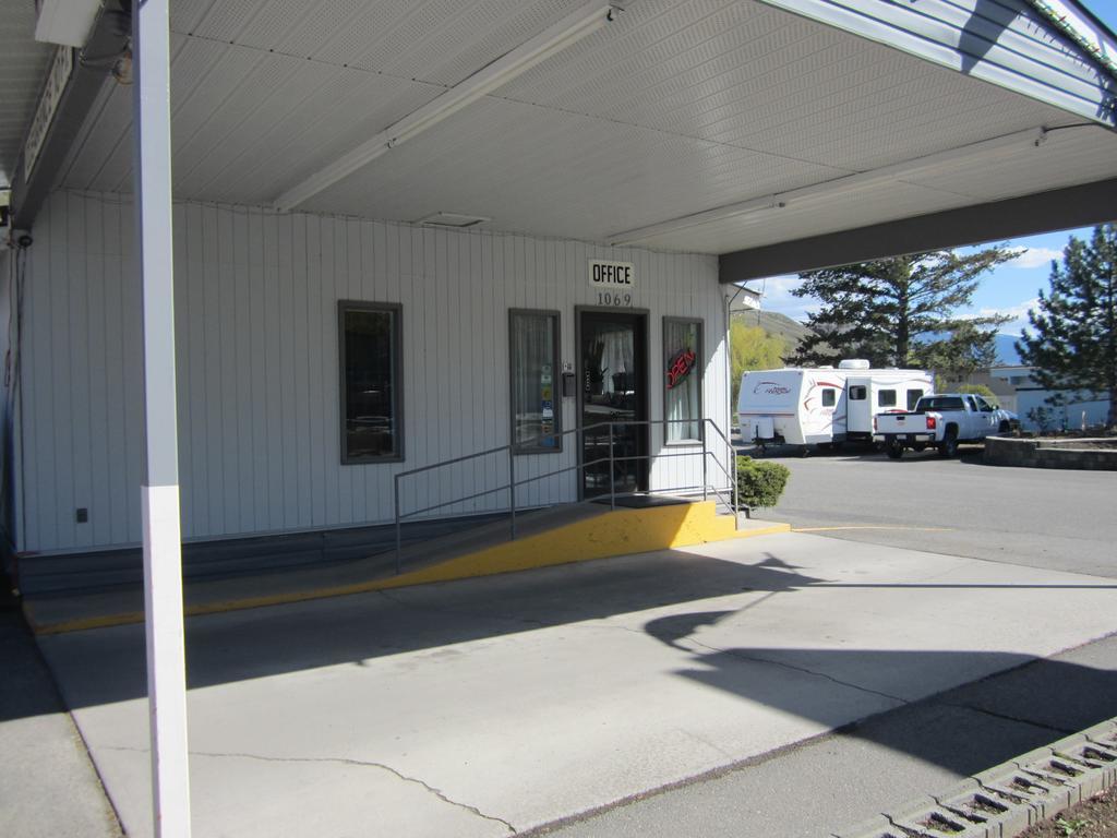 Canada'S Best Value Desert Inn & Suites Cache Creek Exterior photo