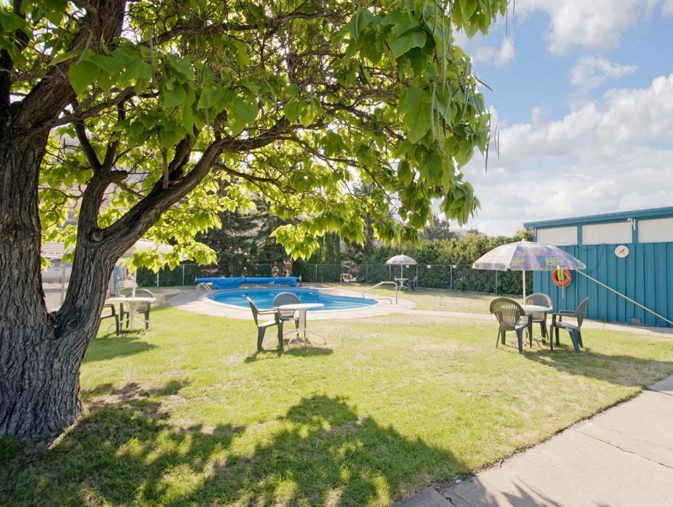 Canada'S Best Value Desert Inn & Suites Cache Creek Exterior photo