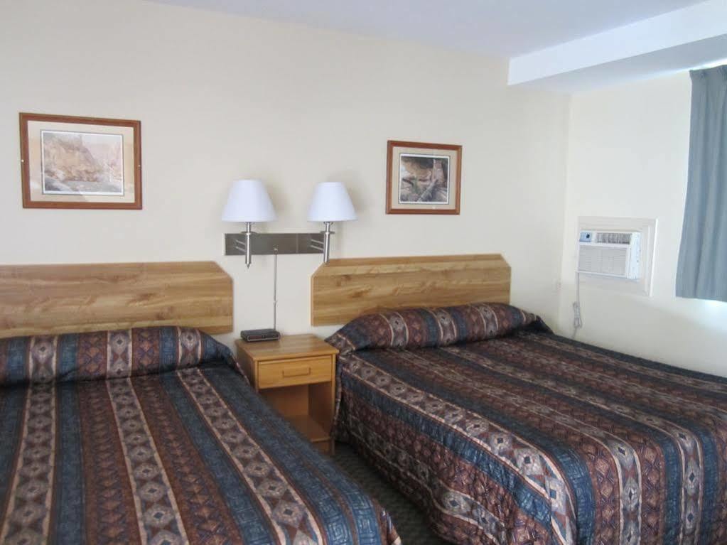 Canada'S Best Value Desert Inn & Suites Cache Creek Exterior photo