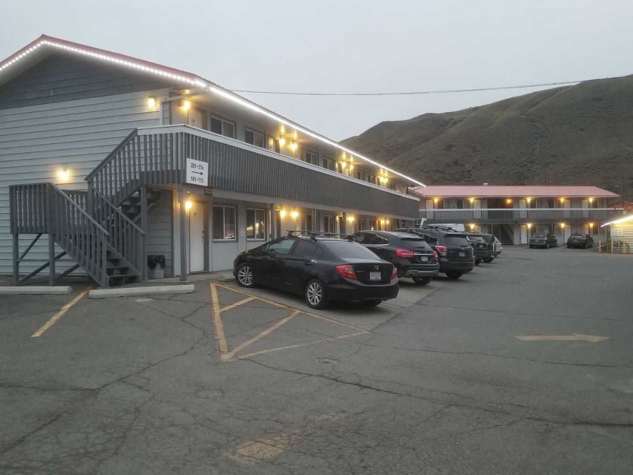 Canada'S Best Value Desert Inn & Suites Cache Creek Exterior photo