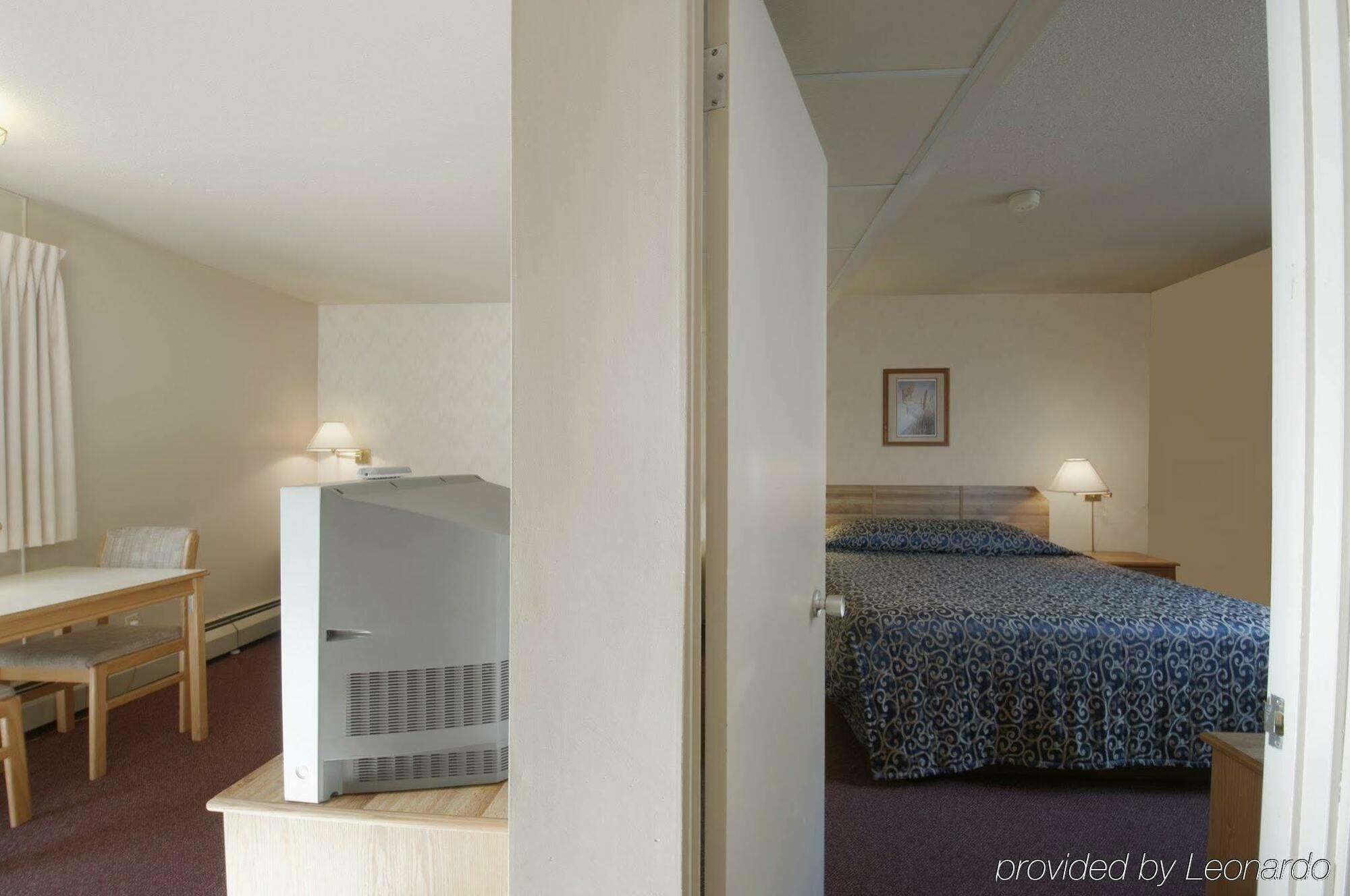 Canada'S Best Value Desert Inn & Suites Cache Creek Exterior photo